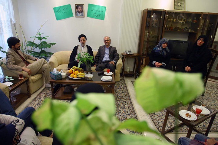 دیدار سید هادی خامنه ای با خانواده ی محسن آرمین