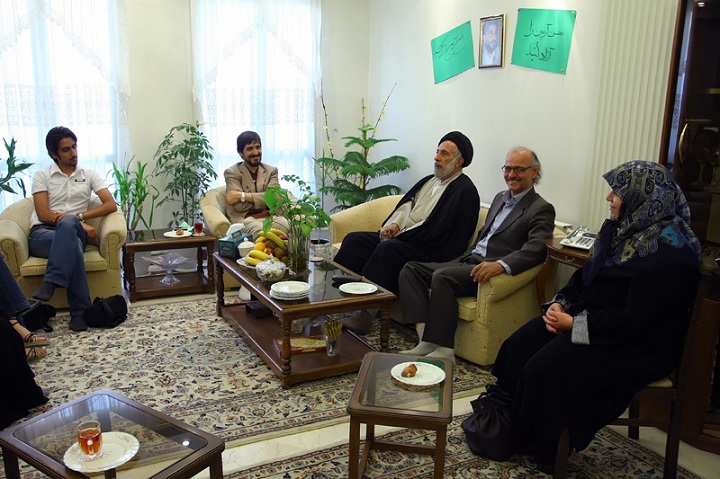 دیدار سید هادی خامنه ای با خانواده ی محسن آرمین