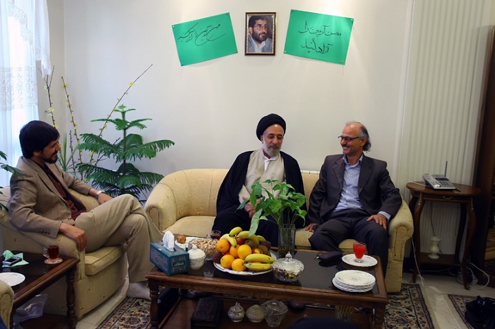 دیدار سید هادی خامنه ای با خانواده ی محسن آرمین