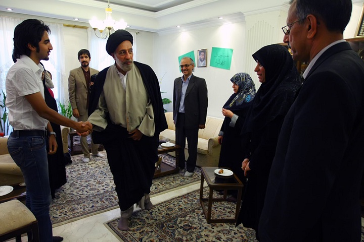 دیدار سید هادی خامنه ای با خانواده ی محسن آرمین