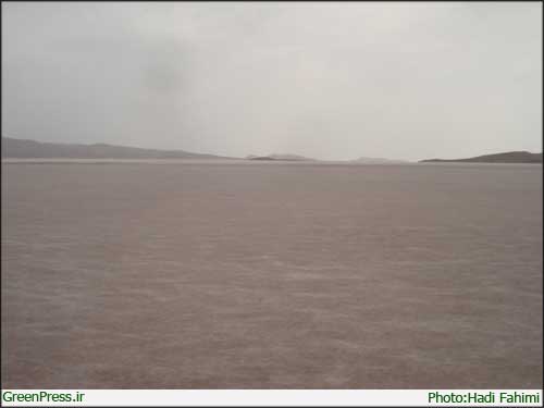 بستر نمکی دریاچه در ساحل جزیره کبودان بستر نمکی دریاچه در ساحل جزیره کبودان