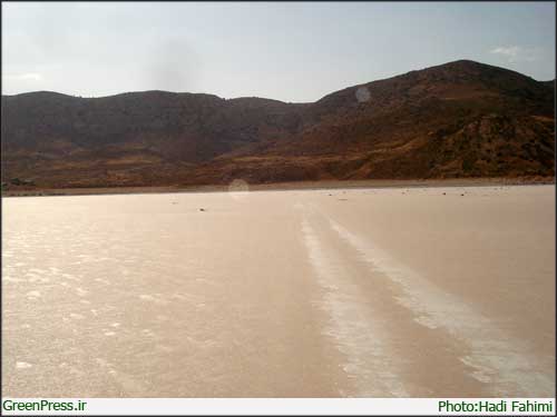 سازندهای عظیم نمکی در بستر دریاچه ارومیه مشرف به جزیره کبودان سازندهای عظیم نمکی در بستر دریاچه ارومیه مشرف به جزیره کبودان