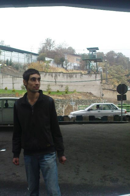 امین نیایی فر، دانشجویی که به اتهام توهین به احمدینژاد در دادسرای اوین شلاق خورد