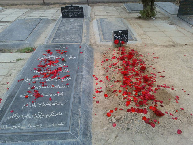 مزار شهید سید علی موسوی در کنار مزار مرحوم میراسماعیل موسوی خامنه